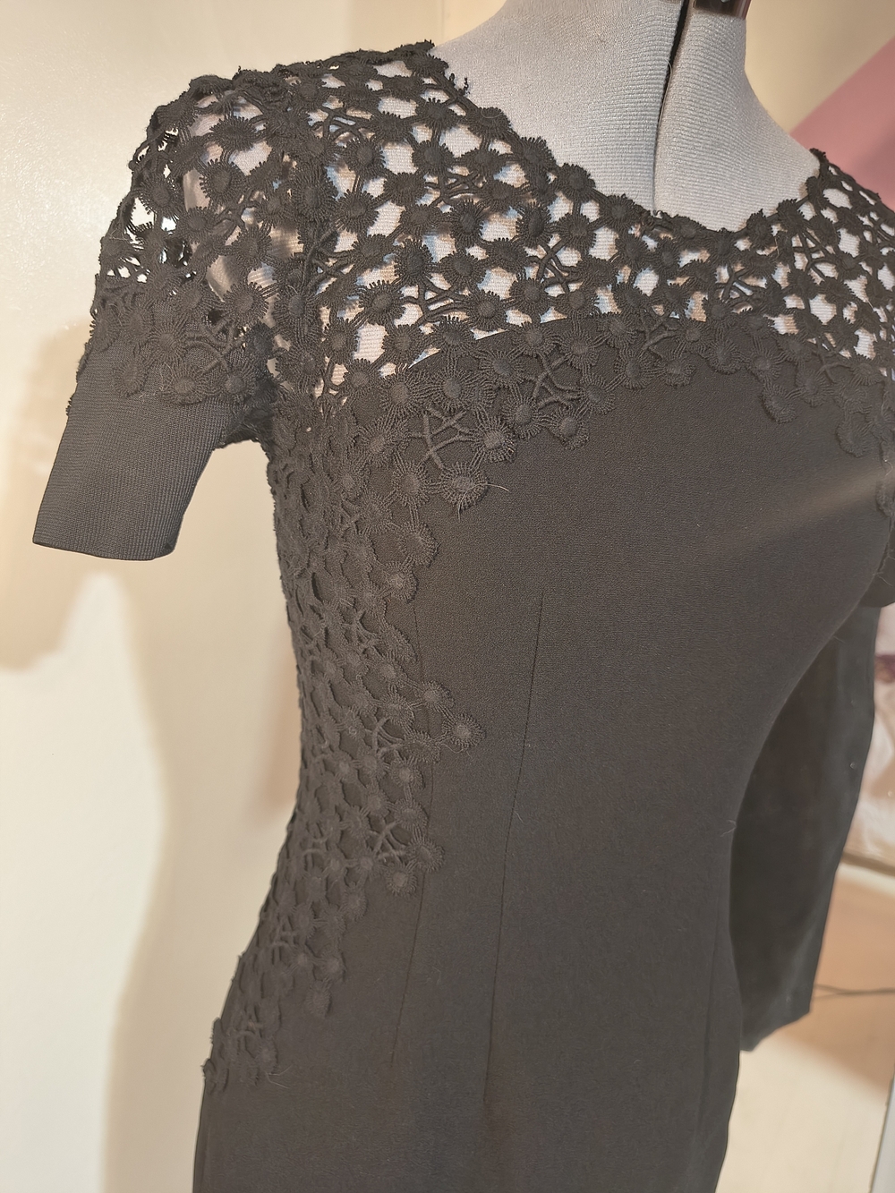 Elie Tahari Black Laced-Yoke Midi Sheath Dress - Picture 6 of 16